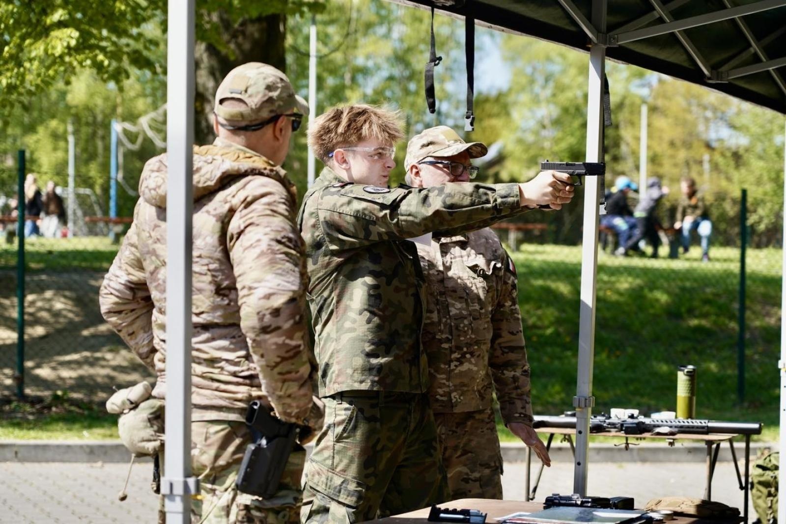 Zdjęcie w galerii na portalu naszwodzislaw.com: Ślubowanie kadetów w Rydułtowach. Młodzież rozpoczęła wojskową drogę wiadomości z regionu