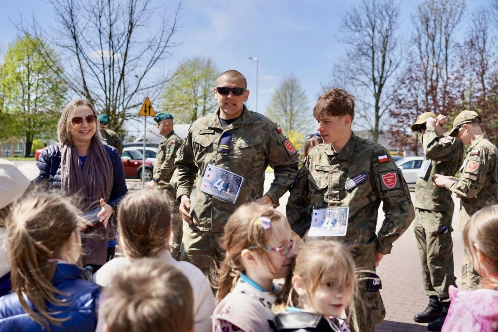 Zdjęcie w galerii na portalu naszwodzislaw.com: Ślubowanie kadetów w Rydułtowach. Młodzież rozpoczęła wojskową drogę wiadomości z regionu