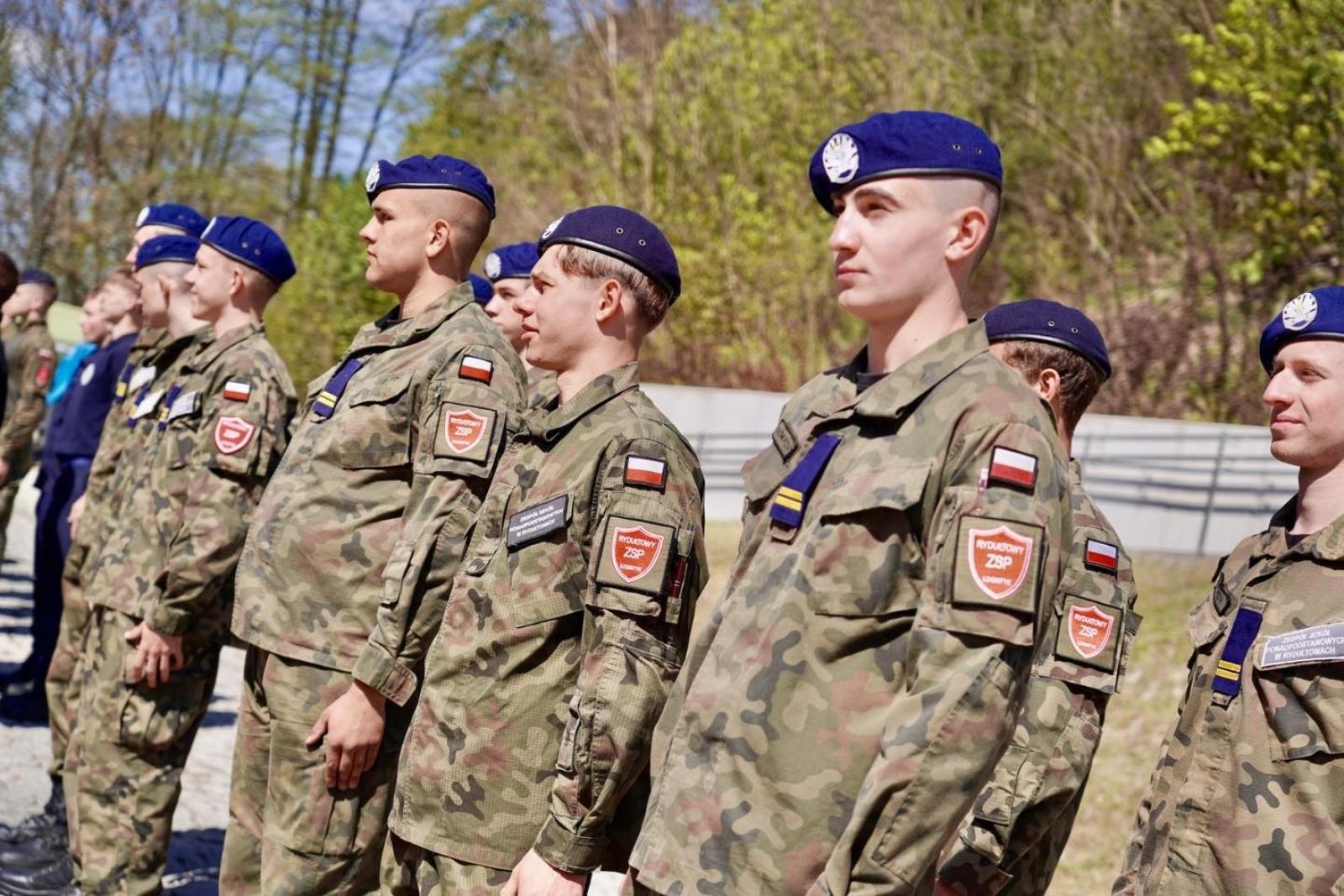 Zdjęcie w galerii na portalu naszwodzislaw.com: Ślubowanie kadetów w Rydułtowach. Młodzież rozpoczęła wojskową drogę wiadomości z regionu