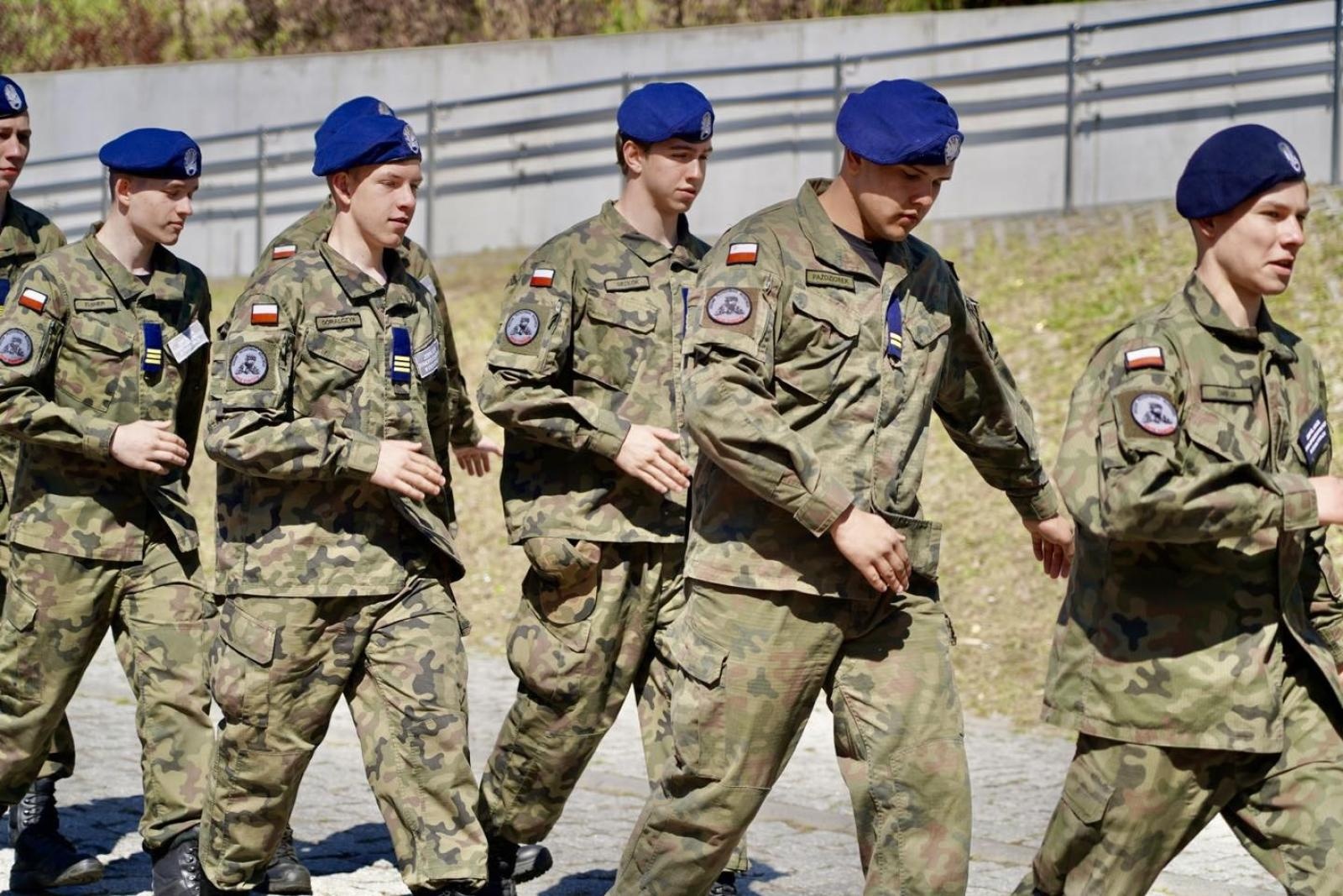 Zdjęcie w galerii na portalu naszwodzislaw.com: Ślubowanie kadetów w Rydułtowach. Młodzież rozpoczęła wojskową drogę wiadomości z regionu