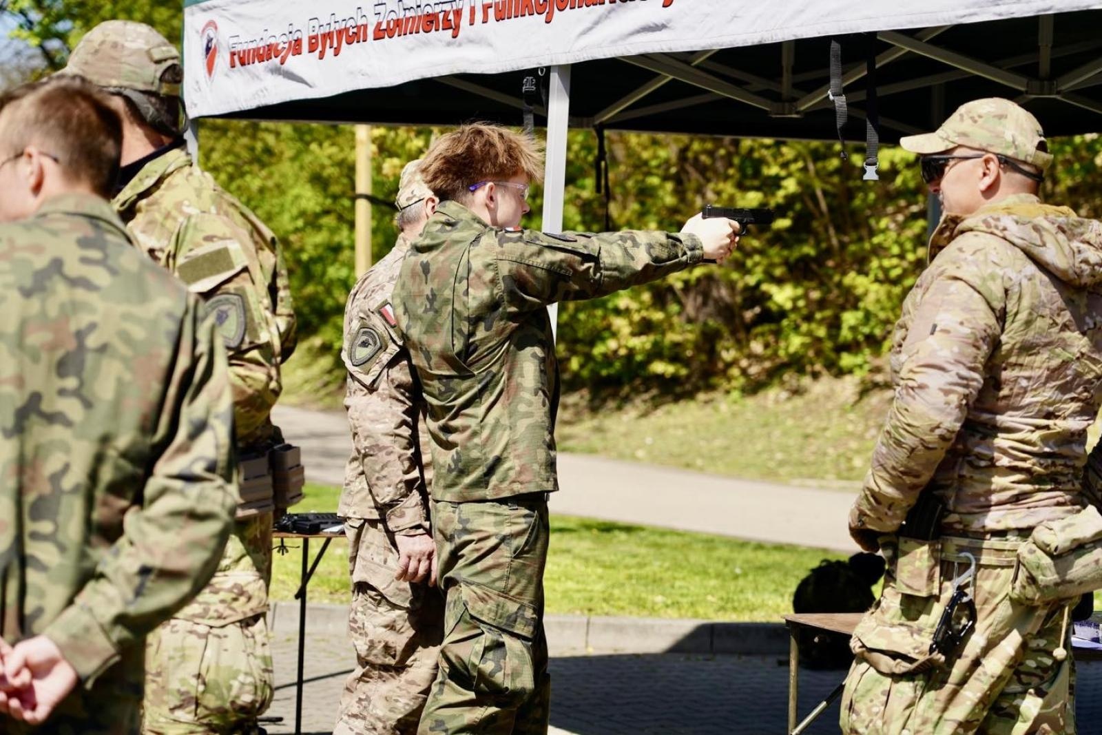 Zdjęcie w galerii na portalu naszwodzislaw.com: Ślubowanie kadetów w Rydułtowach. Młodzież rozpoczęła wojskową drogę wiadomości z regionu