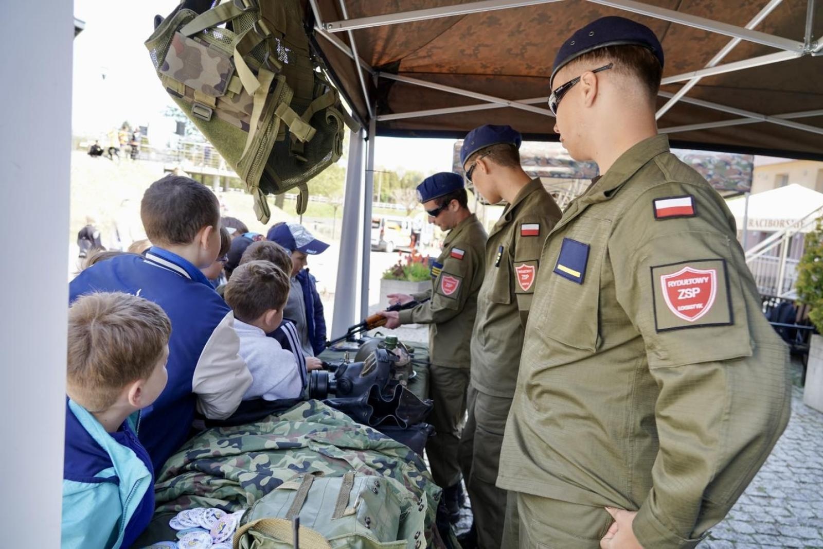 Zdjęcie w galerii na portalu naszwodzislaw.com: Ślubowanie kadetów w Rydułtowach. Młodzież rozpoczęła wojskową drogę wiadomości z regionu