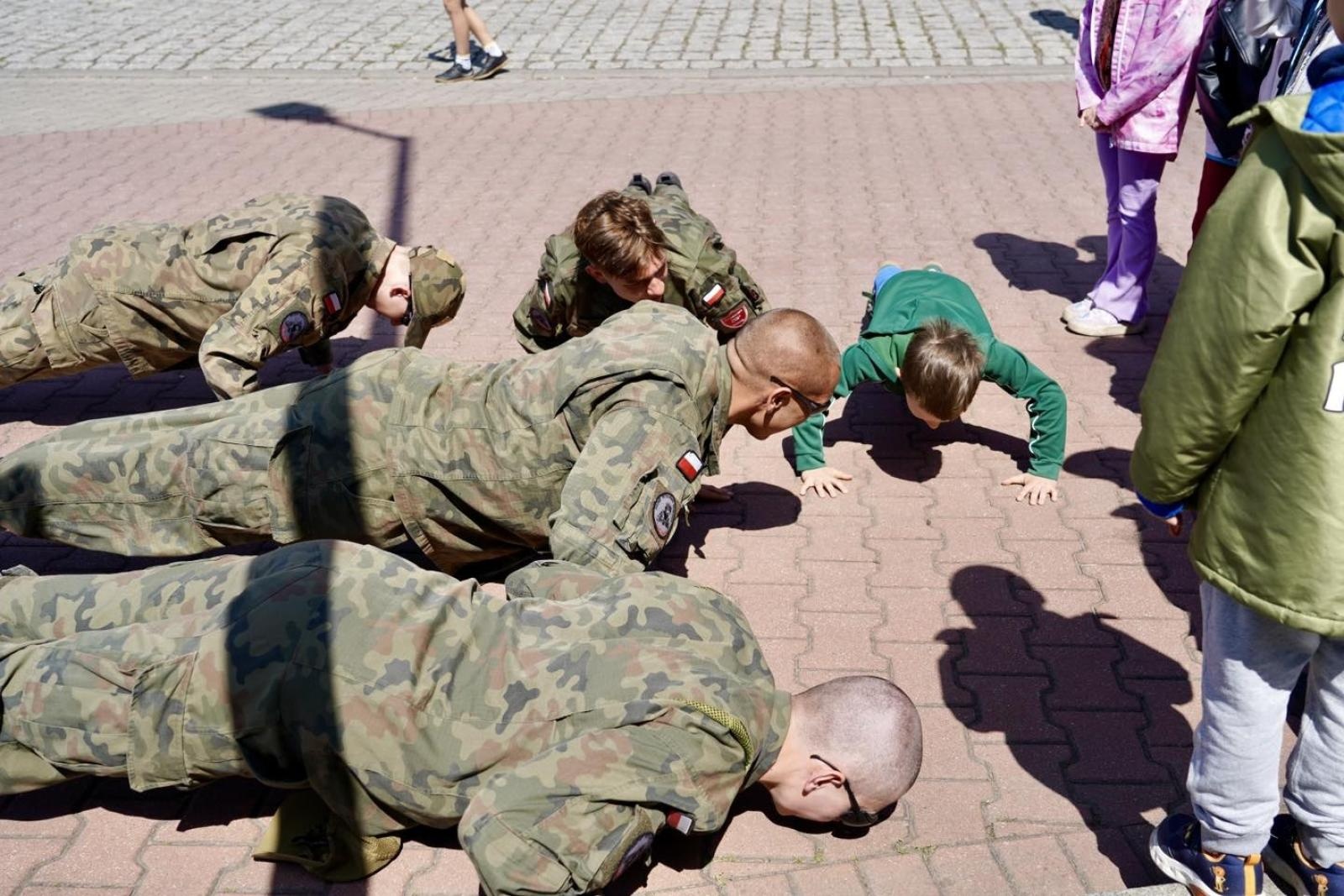 Zdjęcie w galerii na portalu naszwodzislaw.com: Ślubowanie kadetów w Rydułtowach. Młodzież rozpoczęła wojskową drogę wiadomości z regionu