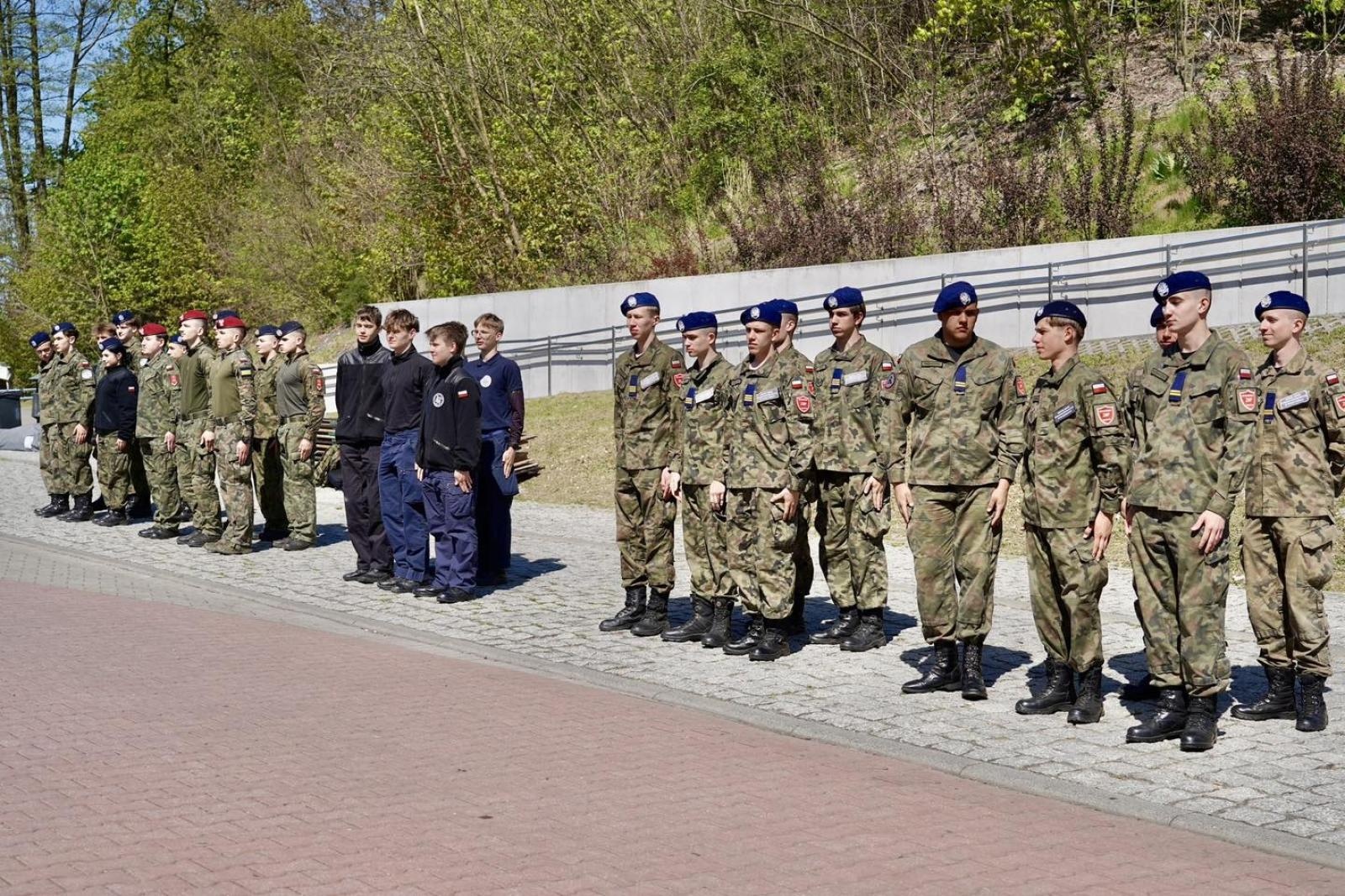 Zdjęcie w galerii na portalu naszwodzislaw.com: Ślubowanie kadetów w Rydułtowach. Młodzież rozpoczęła wojskową drogę wiadomości z regionu