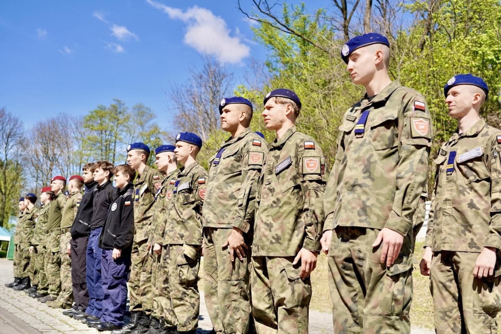 Zdjęcie w galerii na portalu naszwodzislaw.com: Ślubowanie kadetów w Rydułtowach. Młodzież rozpoczęła wojskową drogę wiadomości z regionu