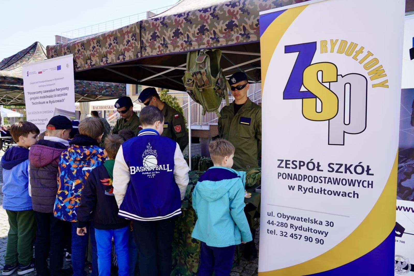 Zdjęcie w galerii na portalu naszwodzislaw.com: Ślubowanie kadetów w Rydułtowach. Młodzież rozpoczęła wojskową drogę wiadomości z regionu