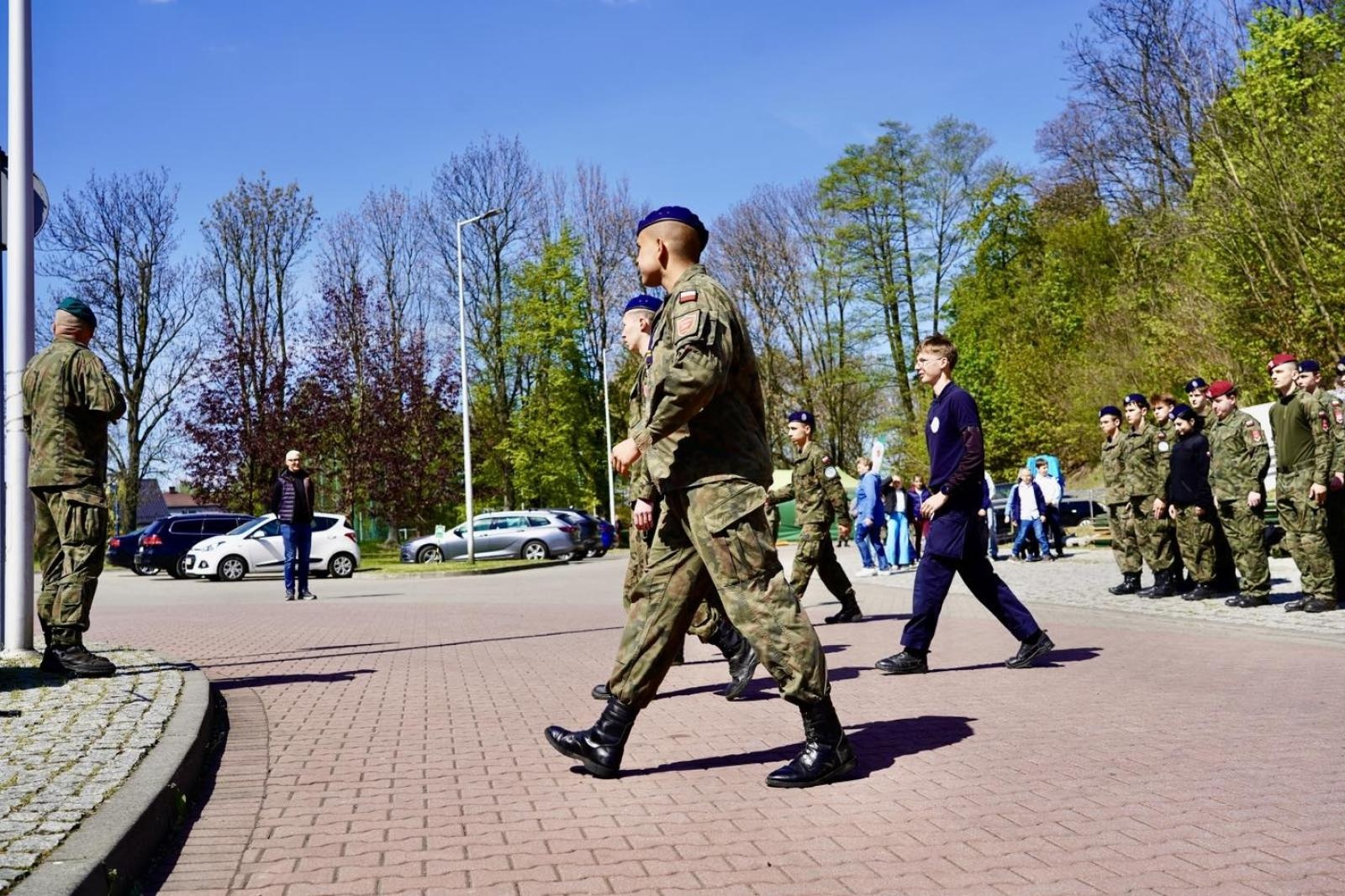 Zdjęcie w galerii na portalu naszwodzislaw.com: Ślubowanie kadetów w Rydułtowach. Młodzież rozpoczęła wojskową drogę wiadomości z regionu