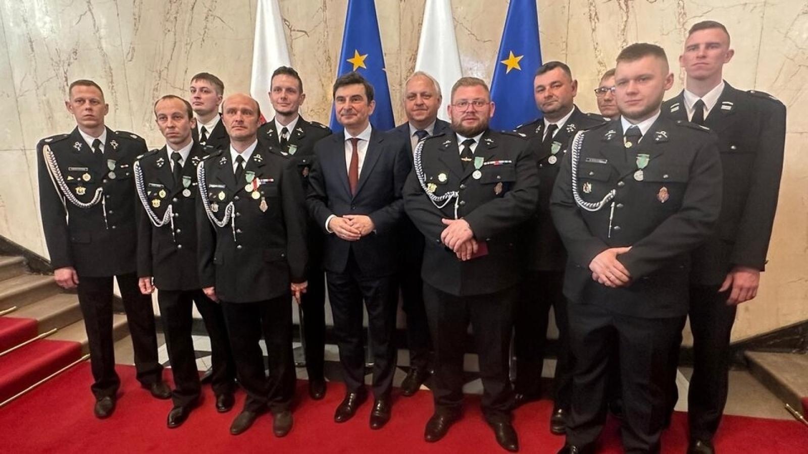 Zdjęcie w galerii na portalu naszwodzislaw.com: Odznaczenia państwowe dla mieszkańców Pszowa. Uhonorowano strażaków ochotników wiadomości z regionu