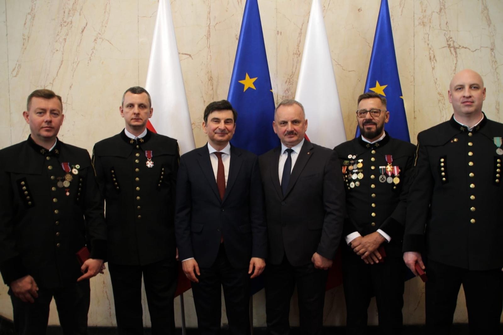 Zdjęcie w galerii na portalu naszwodzislaw.com: Odznaczenia państwowe dla mieszkańców Pszowa. Uhonorowano strażaków ochotników wiadomości z regionu
