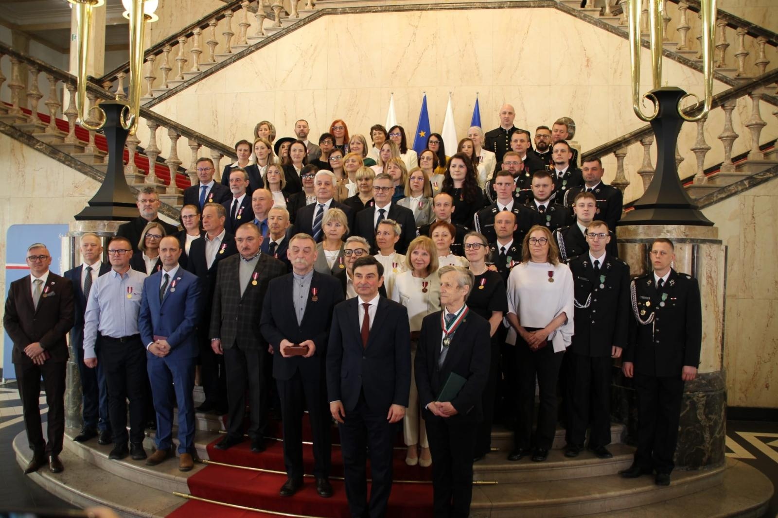 Zdjęcie w galerii na portalu naszwodzislaw.com: Odznaczenia państwowe dla mieszkańców Pszowa. Uhonorowano strażaków ochotników wiadomości z regionu