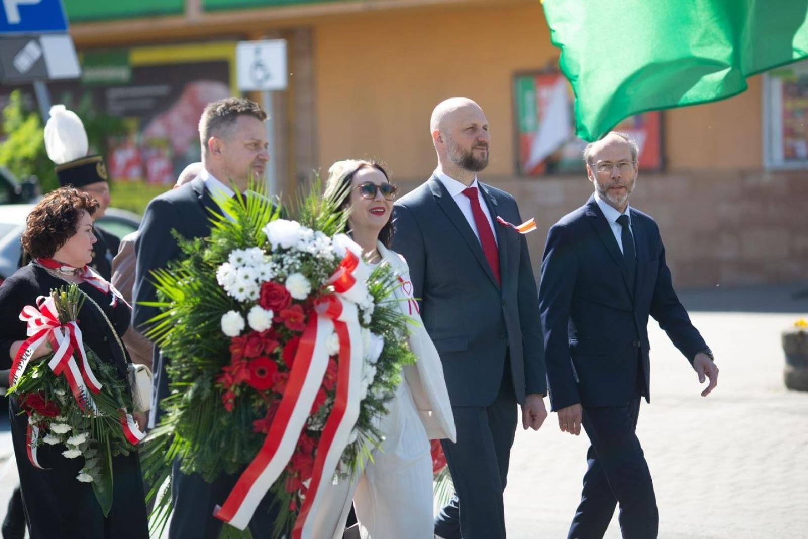 Zdjęcie w galerii na portalu naszwodzislaw.com: Obchody Święta Konstytucji 3 Maja w Radlinie. Wspólna pamięć i uroczystości patriotyczne wiadomości z regionu