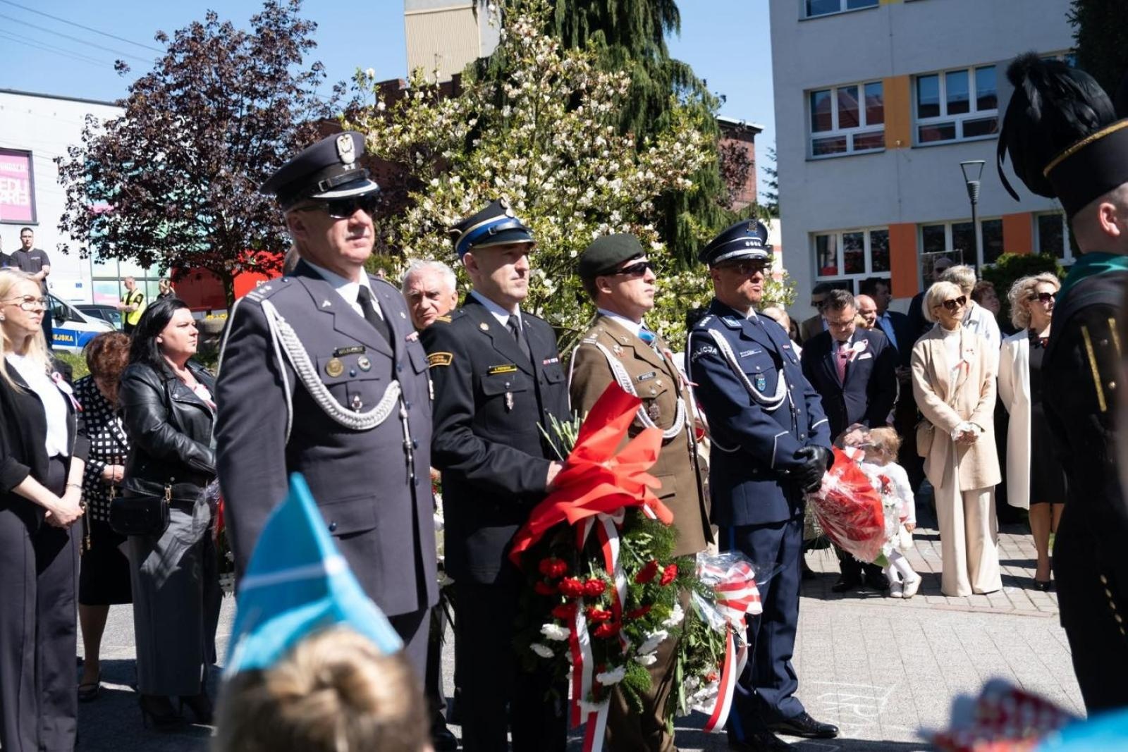 Zdjęcie w galerii na portalu naszwodzislaw.com: Obchody Święta Konstytucji 3 Maja w Radlinie. Wspólna pamięć i uroczystości patriotyczne wiadomości z regionu