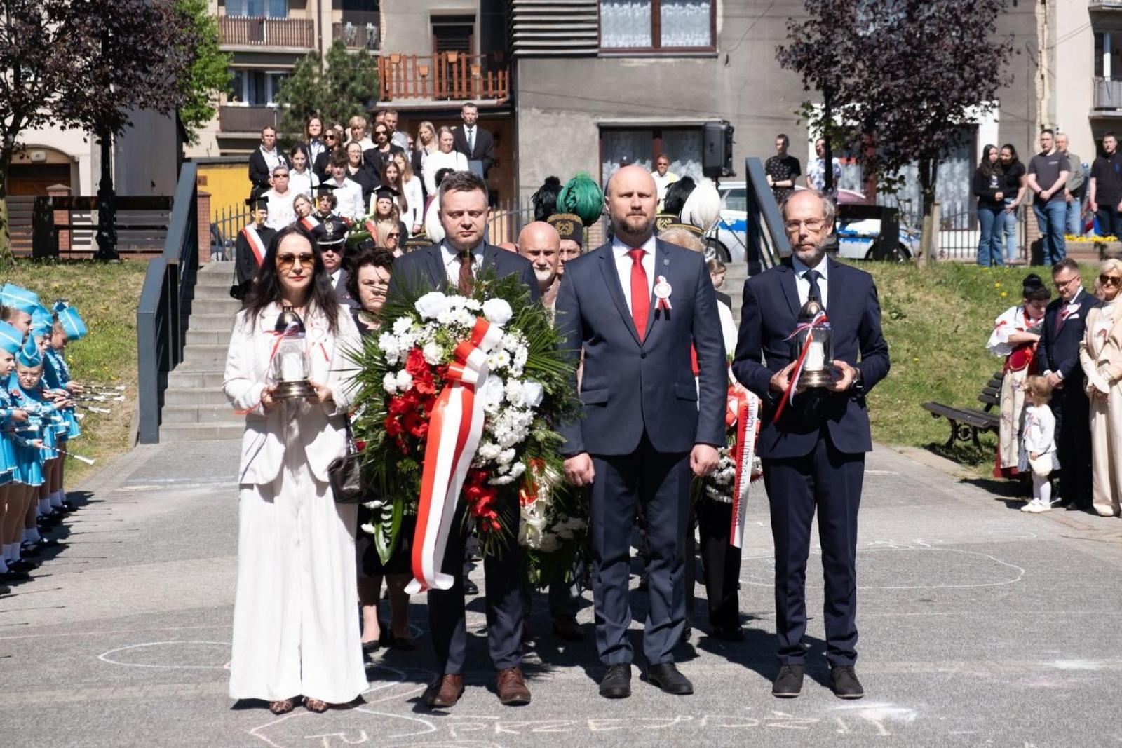 Zdjęcie w galerii na portalu naszwodzislaw.com: Obchody Święta Konstytucji 3 Maja w Radlinie. Wspólna pamięć i uroczystości patriotyczne wiadomości z regionu
