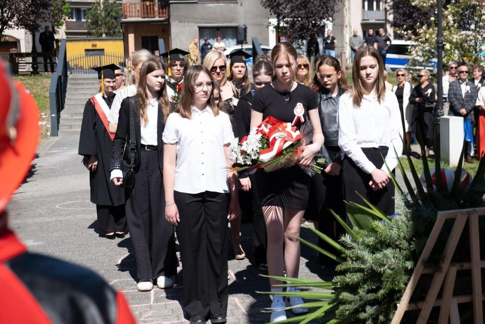 Zdjęcie w galerii na portalu naszwodzislaw.com: Obchody Święta Konstytucji 3 Maja w Radlinie. Wspólna pamięć i uroczystości patriotyczne wiadomości z regionu