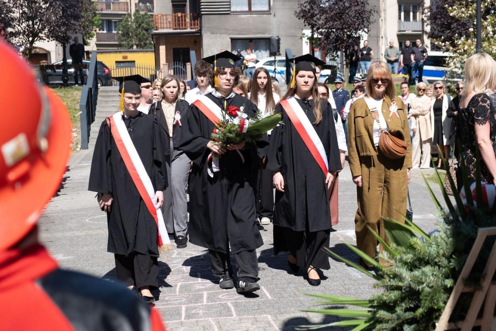 Zdjęcie w galerii na portalu naszwodzislaw.com: Obchody Święta Konstytucji 3 Maja w Radlinie. Wspólna pamięć i uroczystości patriotyczne wiadomości z regionu