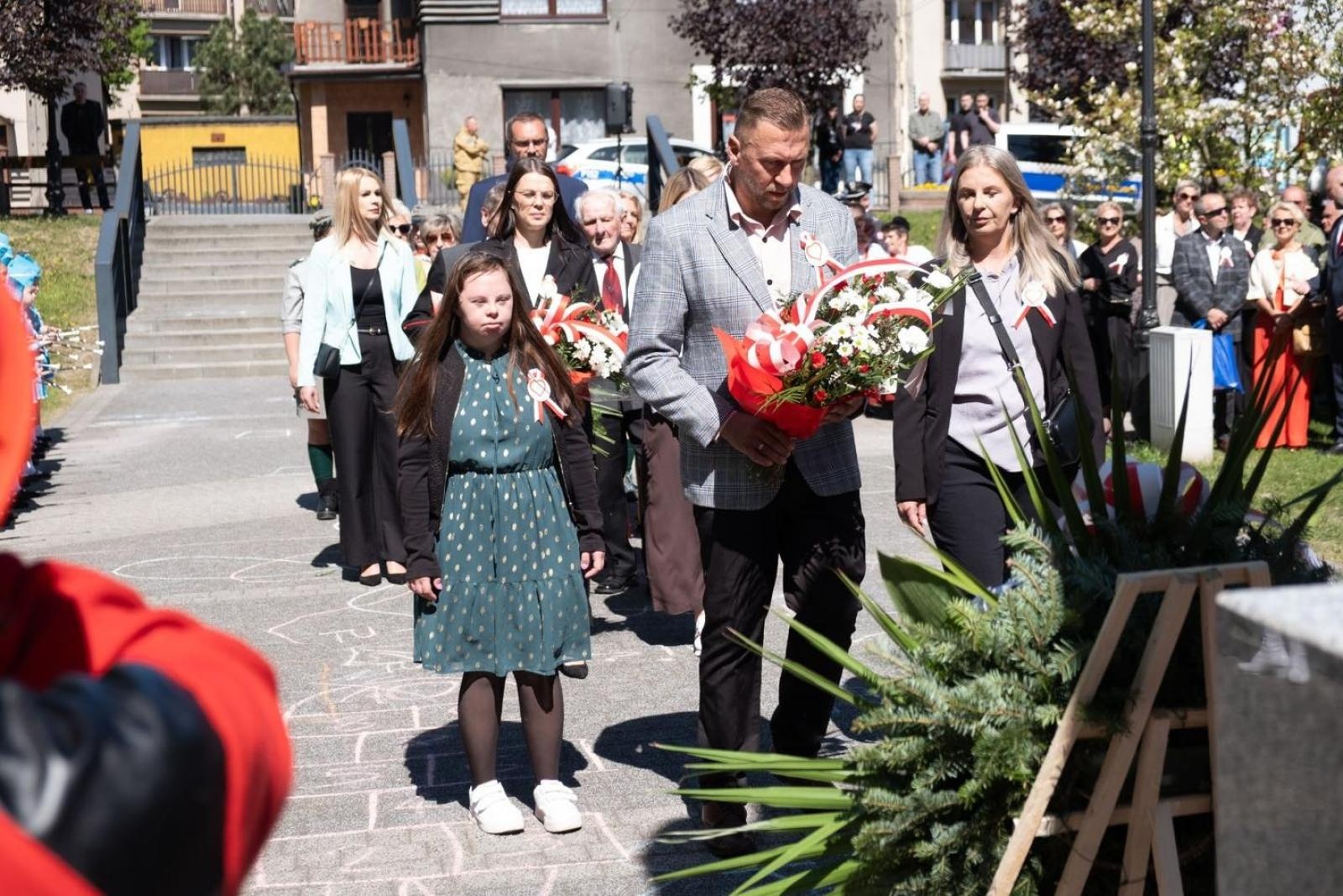 Zdjęcie w galerii na portalu naszwodzislaw.com: Obchody Święta Konstytucji 3 Maja w Radlinie. Wspólna pamięć i uroczystości patriotyczne wiadomości z regionu