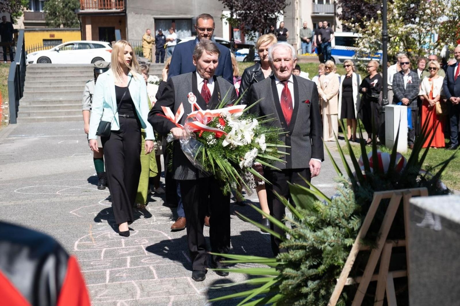 Zdjęcie w galerii na portalu naszwodzislaw.com: Obchody Święta Konstytucji 3 Maja w Radlinie. Wspólna pamięć i uroczystości patriotyczne wiadomości z regionu