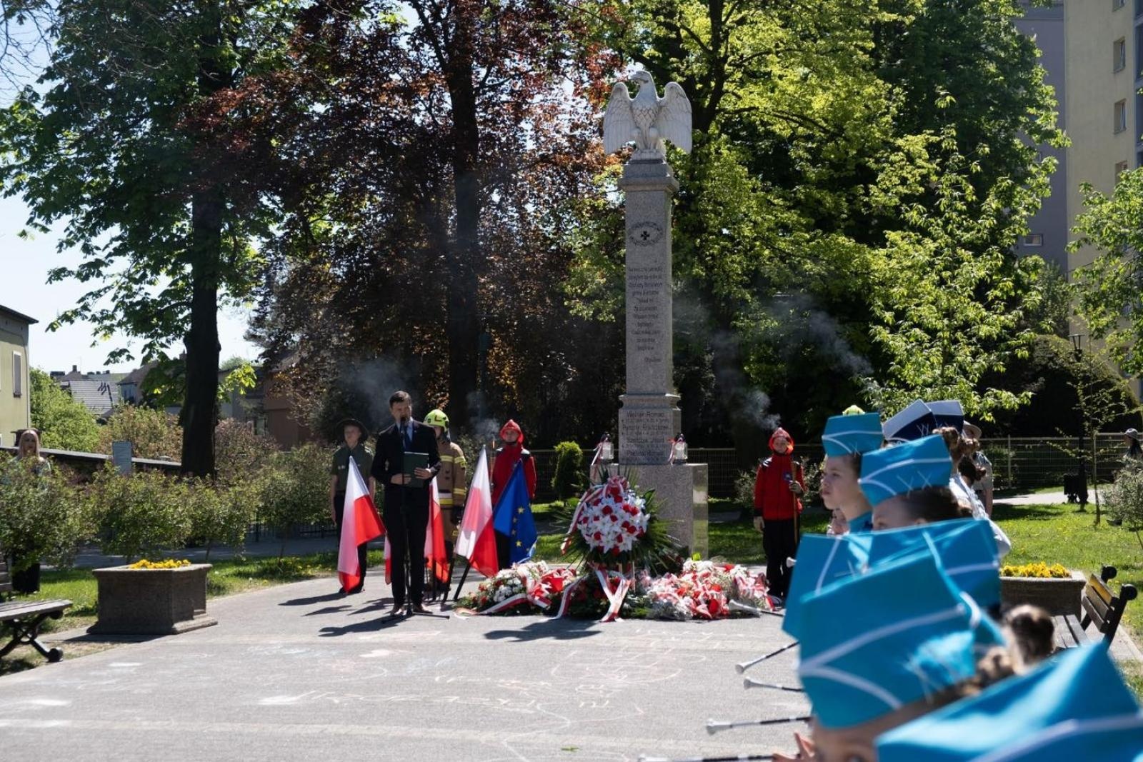 Zdjęcie w galerii na portalu naszwodzislaw.com: Obchody Święta Konstytucji 3 Maja w Radlinie. Wspólna pamięć i uroczystości patriotyczne wiadomości z regionu
