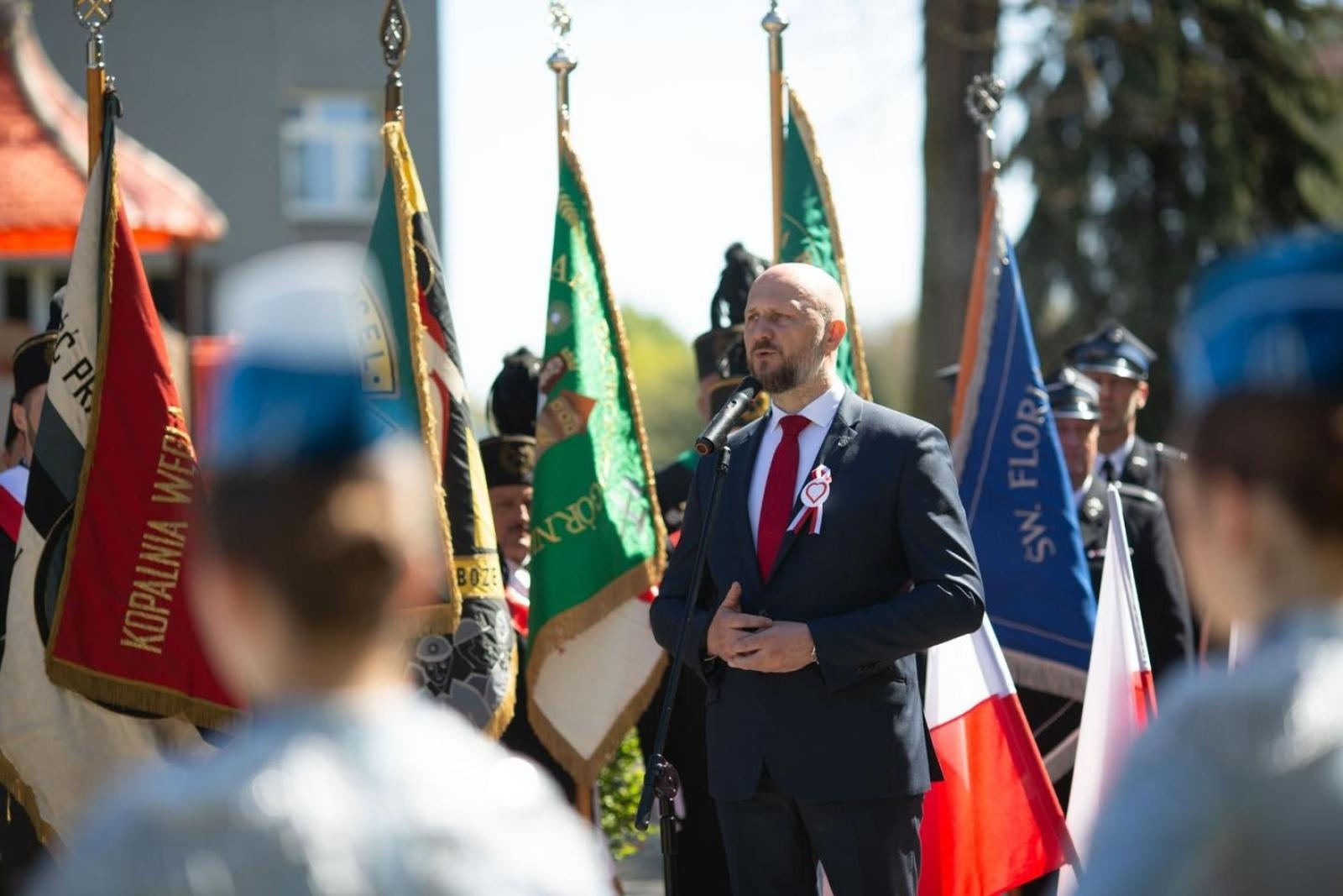 Zdjęcie w galerii na portalu naszwodzislaw.com: Obchody Święta Konstytucji 3 Maja w Radlinie. Wspólna pamięć i uroczystości patriotyczne wiadomości z regionu