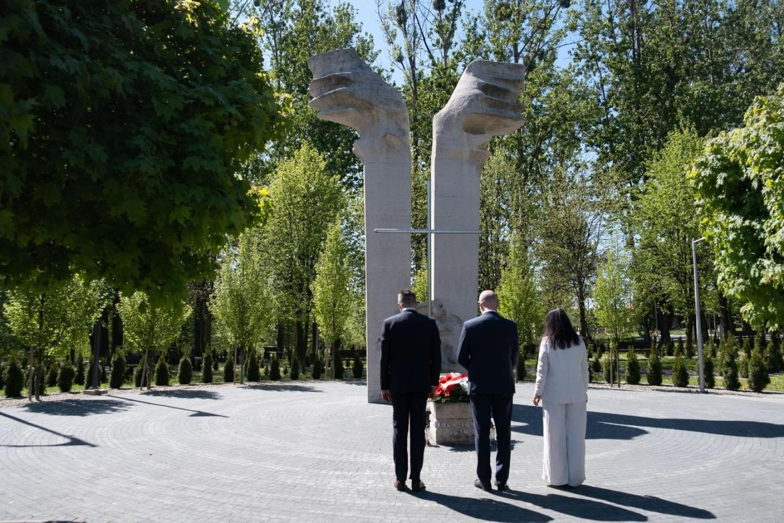 Zdjęcie w galerii na portalu naszwodzislaw.com: Obchody Święta Konstytucji 3 Maja w Radlinie. Wspólna pamięć i uroczystości patriotyczne wiadomości z regionu