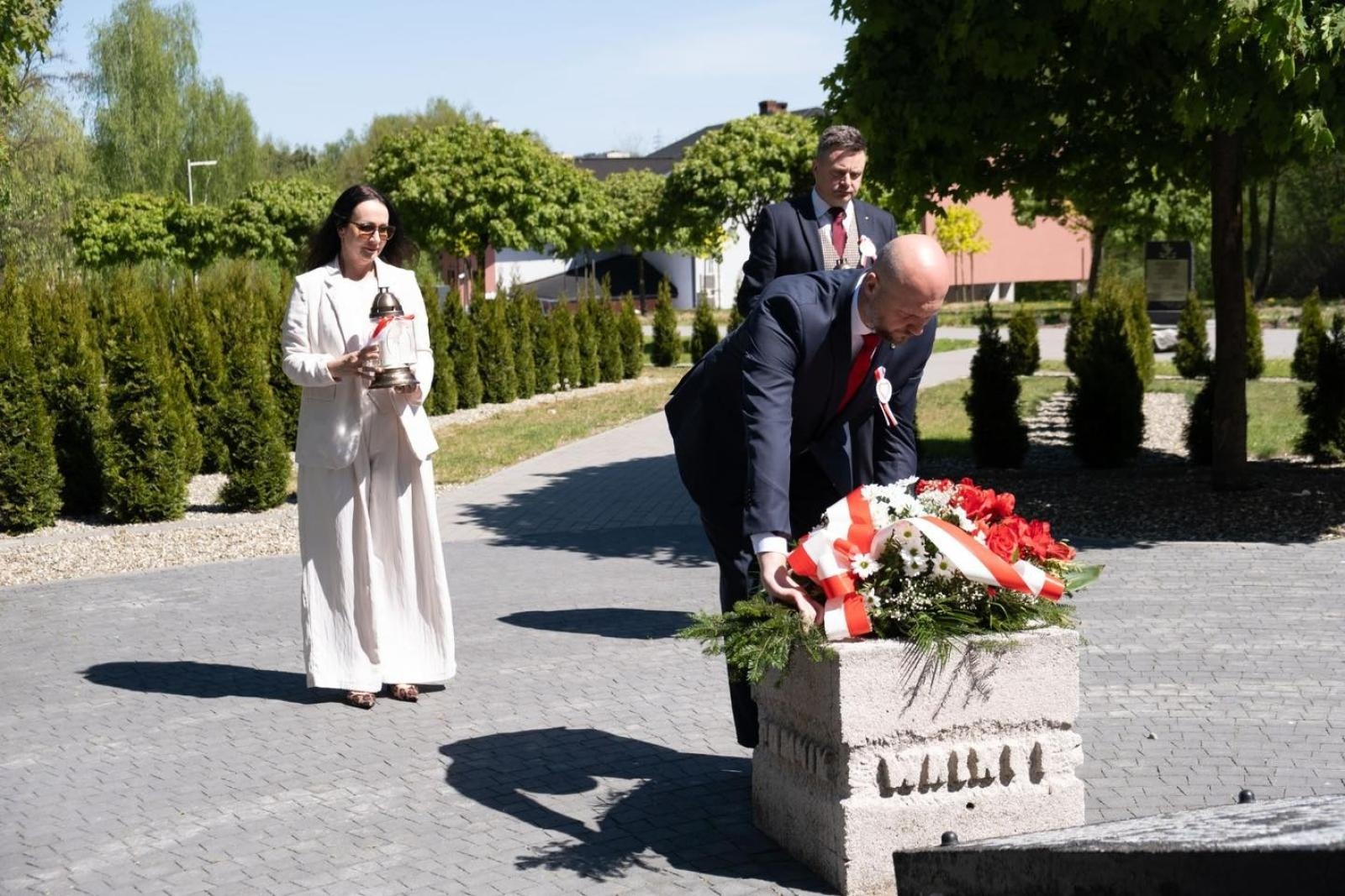 Zdjęcie w galerii na portalu naszwodzislaw.com: Obchody Święta Konstytucji 3 Maja w Radlinie. Wspólna pamięć i uroczystości patriotyczne wiadomości z regionu