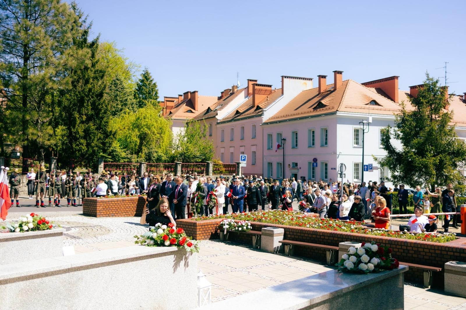 Zdjęcie w galerii na portalu naszwodzislaw.com: Wodzisław Śląski pamięta o Konstytucji 3 Maja. Uroczystości z udziałem mieszkańców i władz wiadomości z regionu