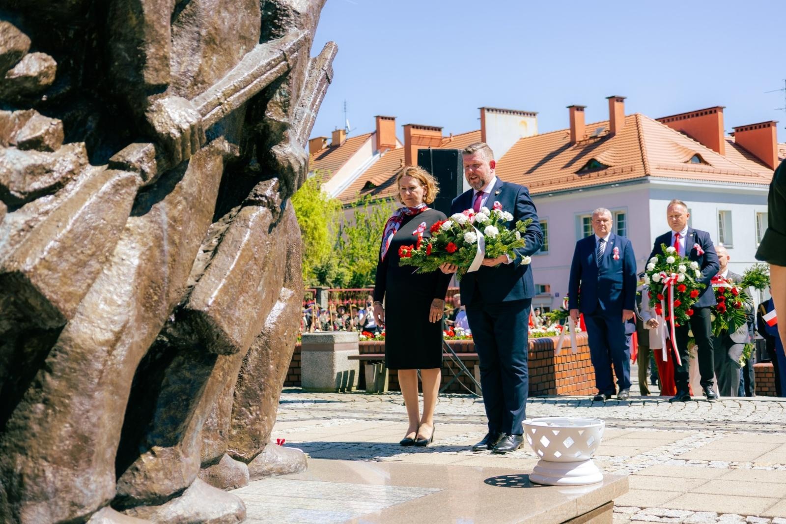 Zdjęcie w galerii na portalu naszwodzislaw.com: Wodzisław Śląski pamięta o Konstytucji 3 Maja. Uroczystości z udziałem mieszkańców i władz wiadomości z regionu