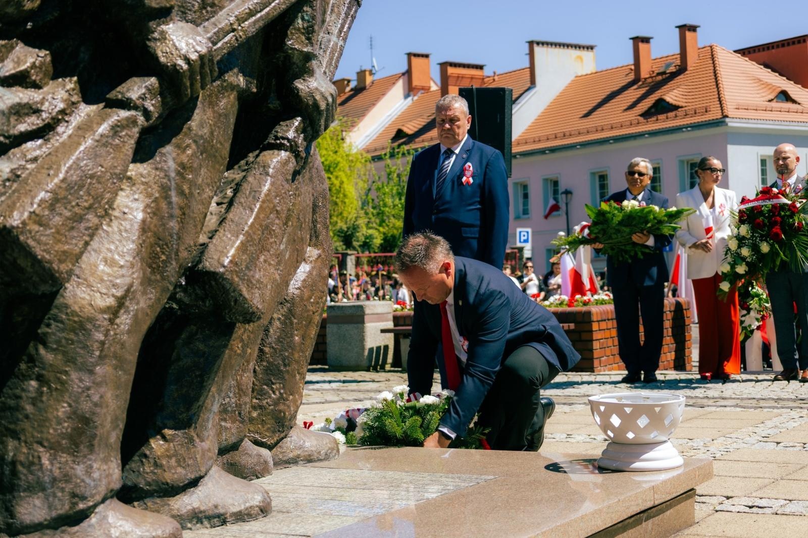 Zdjęcie w galerii na portalu naszwodzislaw.com: Wodzisław Śląski pamięta o Konstytucji 3 Maja. Uroczystości z udziałem mieszkańców i władz wiadomości z regionu