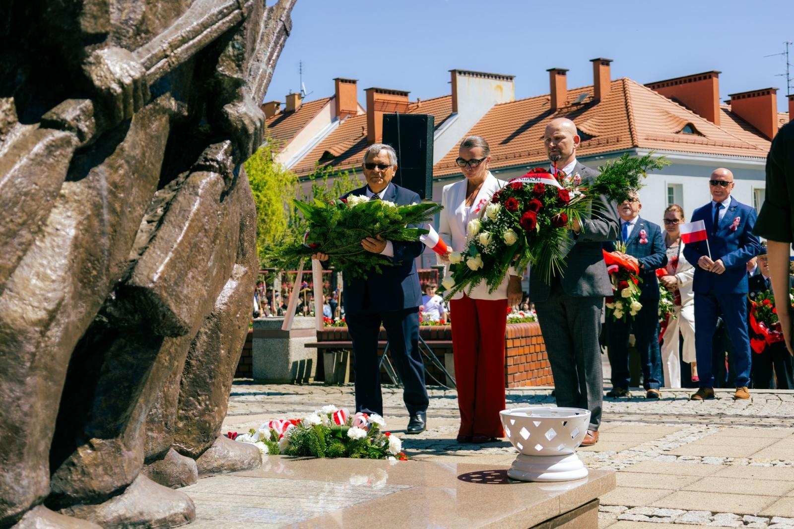 Zdjęcie w galerii na portalu naszwodzislaw.com: Wodzisław Śląski pamięta o Konstytucji 3 Maja. Uroczystości z udziałem mieszkańców i władz wiadomości z regionu