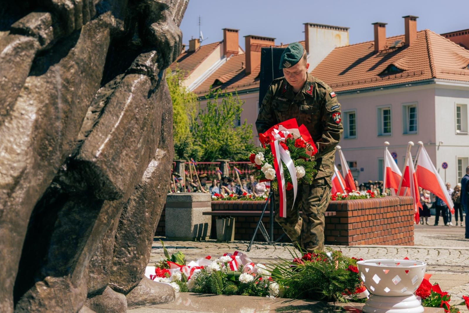 Zdjęcie w galerii na portalu naszwodzislaw.com: Wodzisław Śląski pamięta o Konstytucji 3 Maja. Uroczystości z udziałem mieszkańców i władz wiadomości z regionu