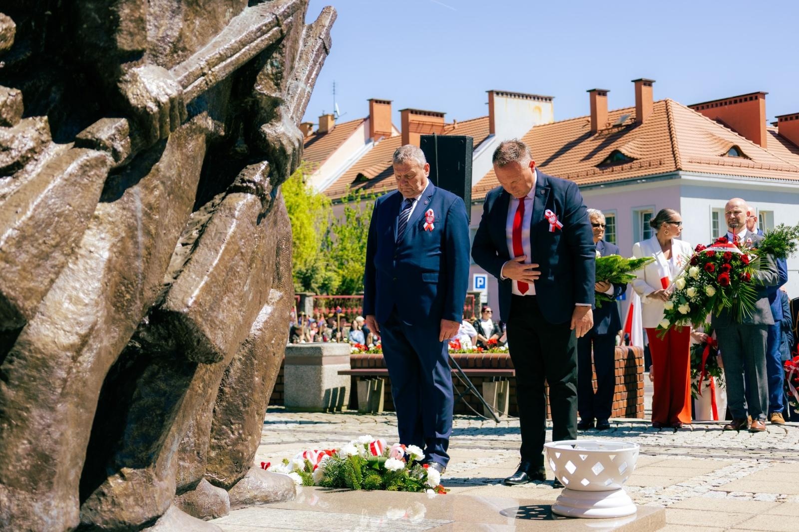 Zdjęcie w galerii na portalu naszwodzislaw.com: Wodzisław Śląski pamięta o Konstytucji 3 Maja. Uroczystości z udziałem mieszkańców i władz wiadomości z regionu