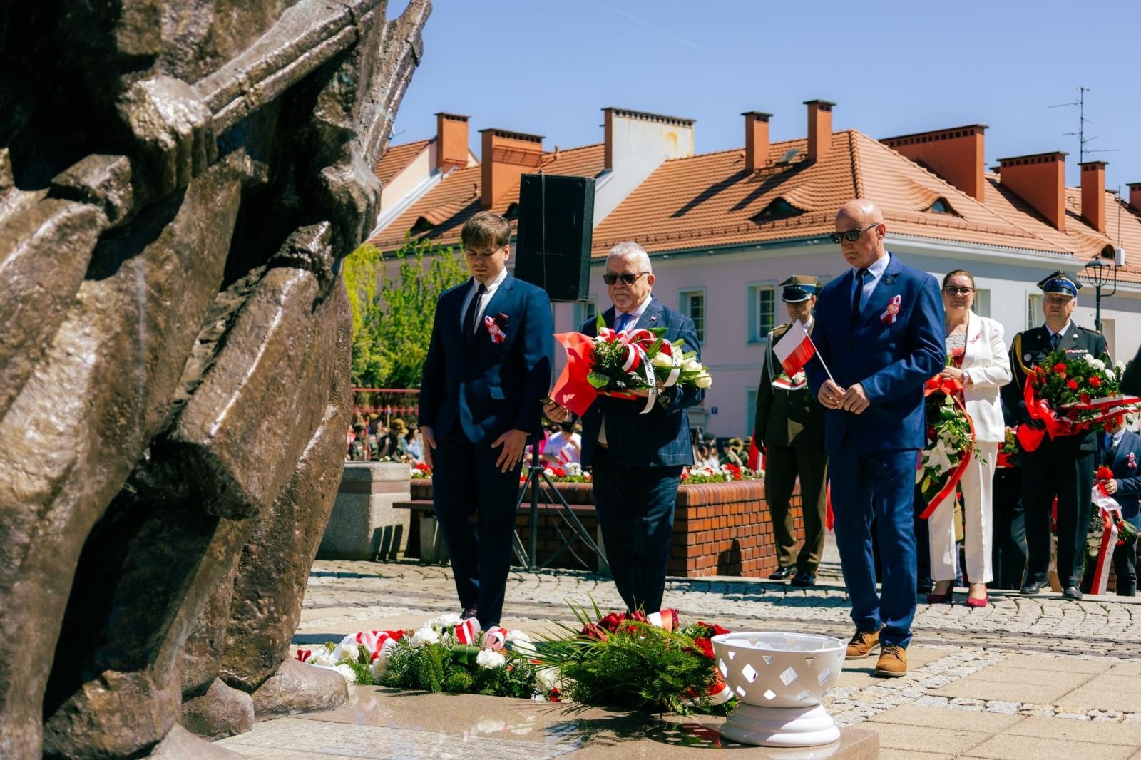 Zdjęcie w galerii na portalu naszwodzislaw.com: Wodzisław Śląski pamięta o Konstytucji 3 Maja. Uroczystości z udziałem mieszkańców i władz wiadomości z regionu