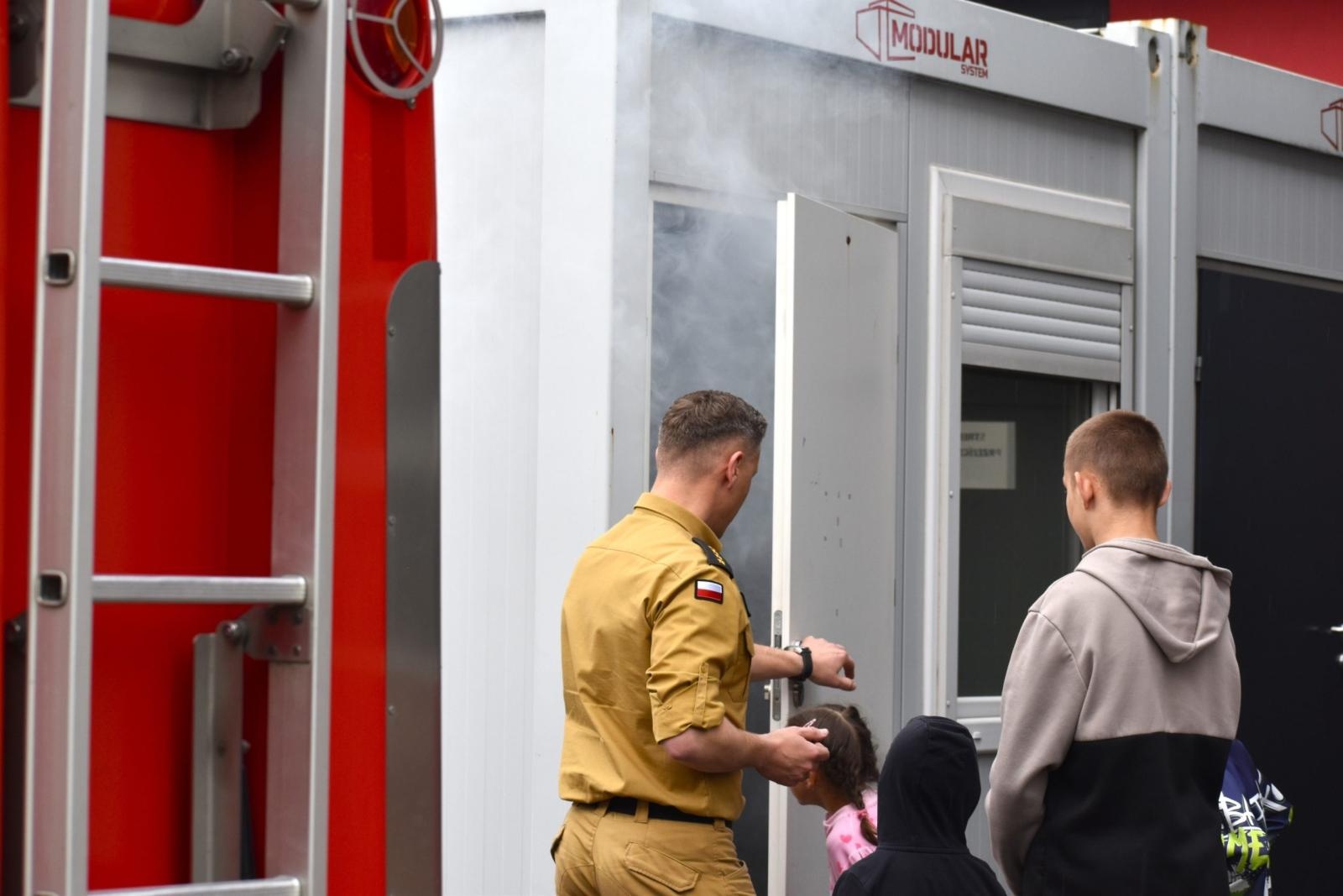 Zdjęcie w galerii na portalu naszwodzislaw.com: Nie tylko strażacy gaszą pożary. Jak rodzicielstwo zastępcze ratuje dziecięcy świat? wiadomości z regionu