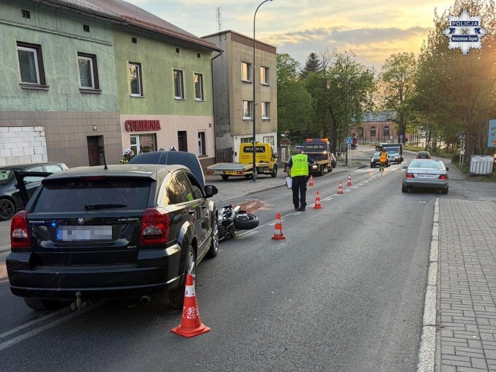 Zdjęcie w galerii na portalu naszwodzislaw.com: Nieustąpienie pierwszeństwa przyczyną zdarzenia na ul. Skwary w Pszowie. Policja ostrzega: chwila nieuwagi może kosztować życie wiadomości z regionu