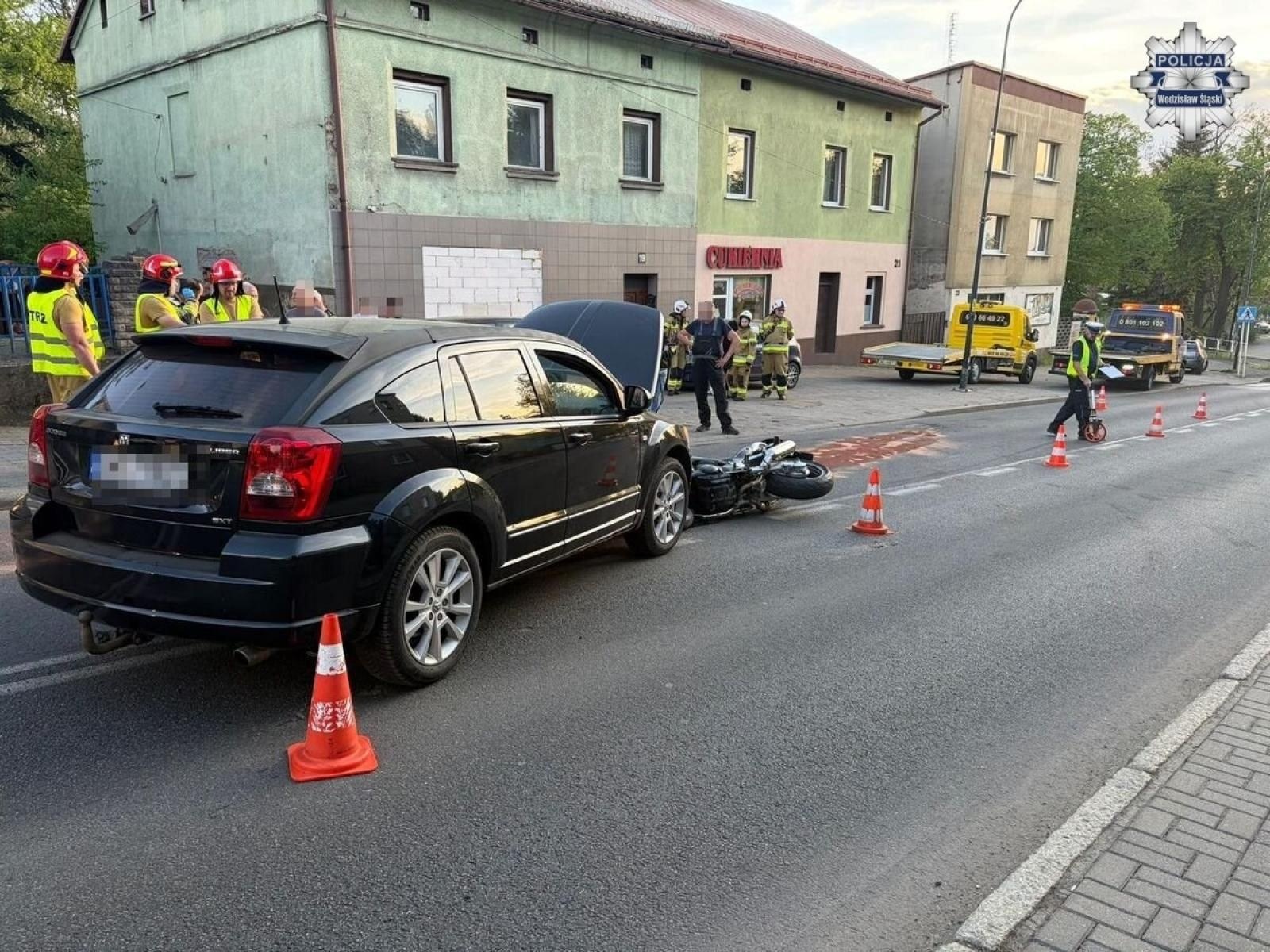 Zdjęcie w galerii na portalu naszwodzislaw.com: Nieustąpienie pierwszeństwa przyczyną zdarzenia na ul. Skwary w Pszowie. Policja ostrzega: chwila nieuwagi może kosztować życie wiadomości z regionu