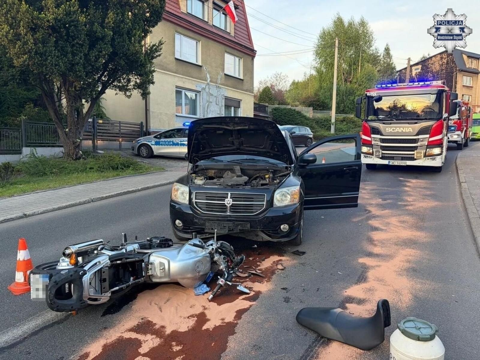 Zdjęcie w galerii na portalu naszwodzislaw.com: Nieustąpienie pierwszeństwa przyczyną zdarzenia na ul. Skwary w Pszowie. Policja ostrzega: chwila nieuwagi może kosztować życie wiadomości z regionu