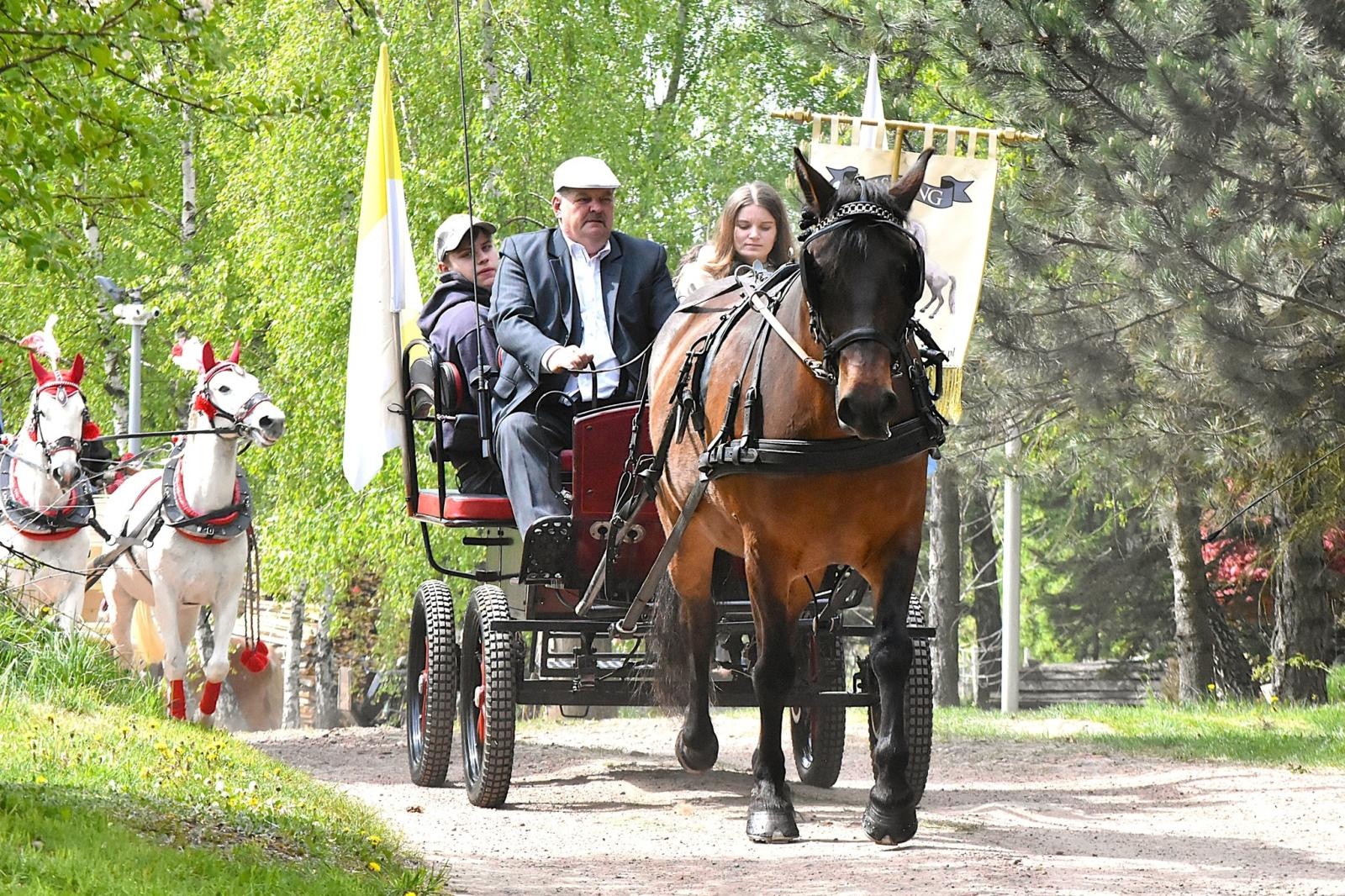Zdjęcie w galerii na portalu naszwodzislaw.com: Tradycja, modlitwa i konie. Sezon konny oficjalnie rozpoczęty wiadomości z regionu