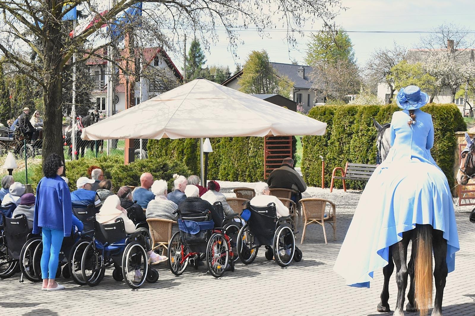 Zdjęcie w galerii na portalu naszwodzislaw.com: Tradycja, modlitwa i konie. Sezon konny oficjalnie rozpoczęty wiadomości z regionu