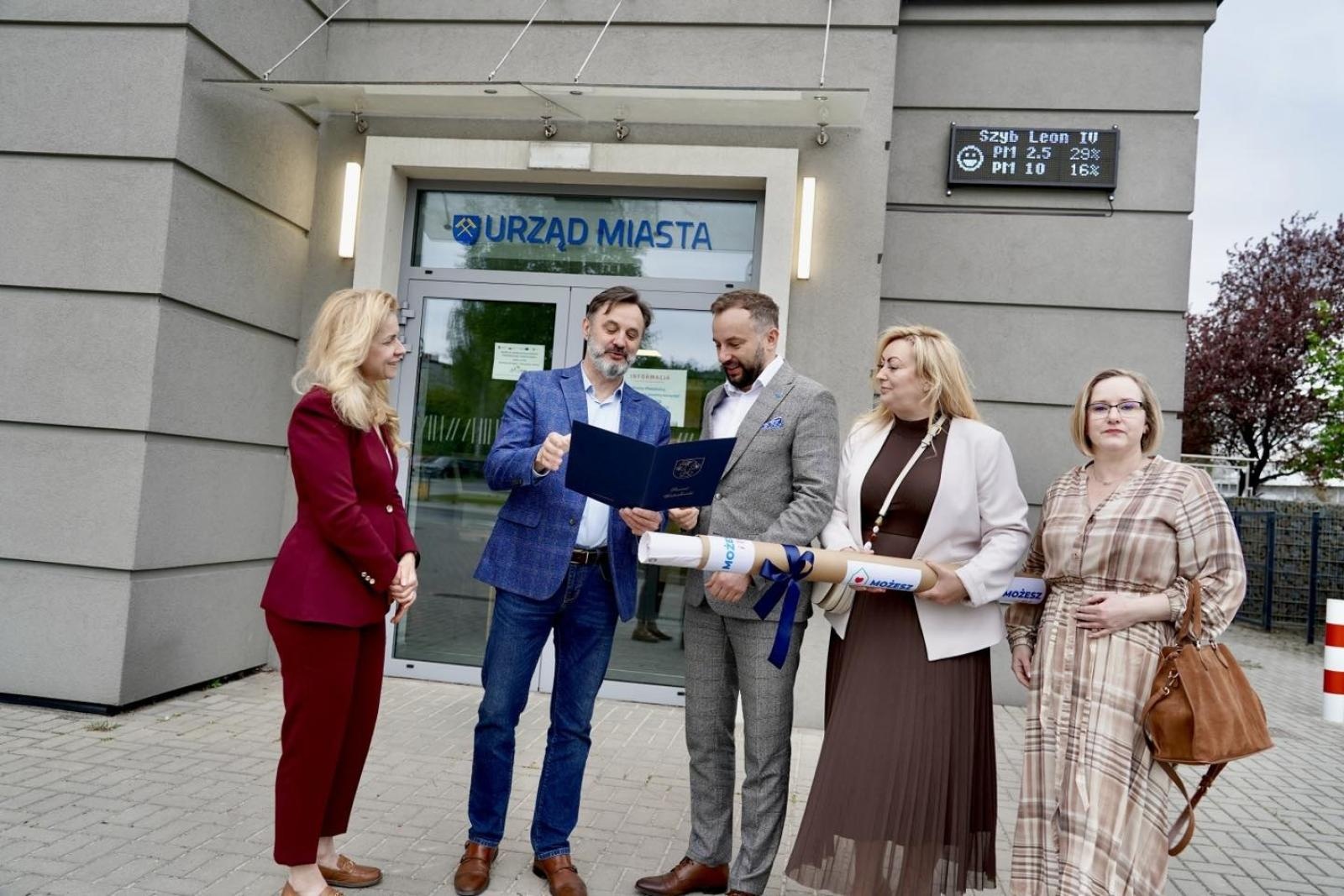 Zdjęcie w galerii na portalu naszwodzislaw.com: Rydułtowy wspierają kampanię na rzecz rodzicielstwa zastępczego wiadomości z regionu