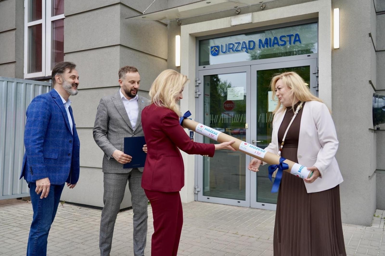 Zdjęcie w galerii na portalu naszwodzislaw.com: Rydułtowy wspierają kampanię na rzecz rodzicielstwa zastępczego wiadomości z regionu