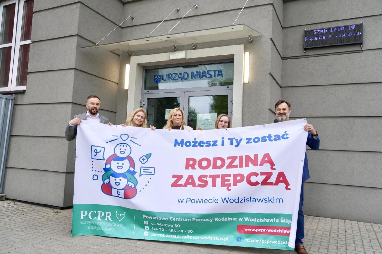 Zdjęcie w galerii na portalu naszwodzislaw.com: Rydułtowy wspierają kampanię na rzecz rodzicielstwa zastępczego wiadomości z regionu
