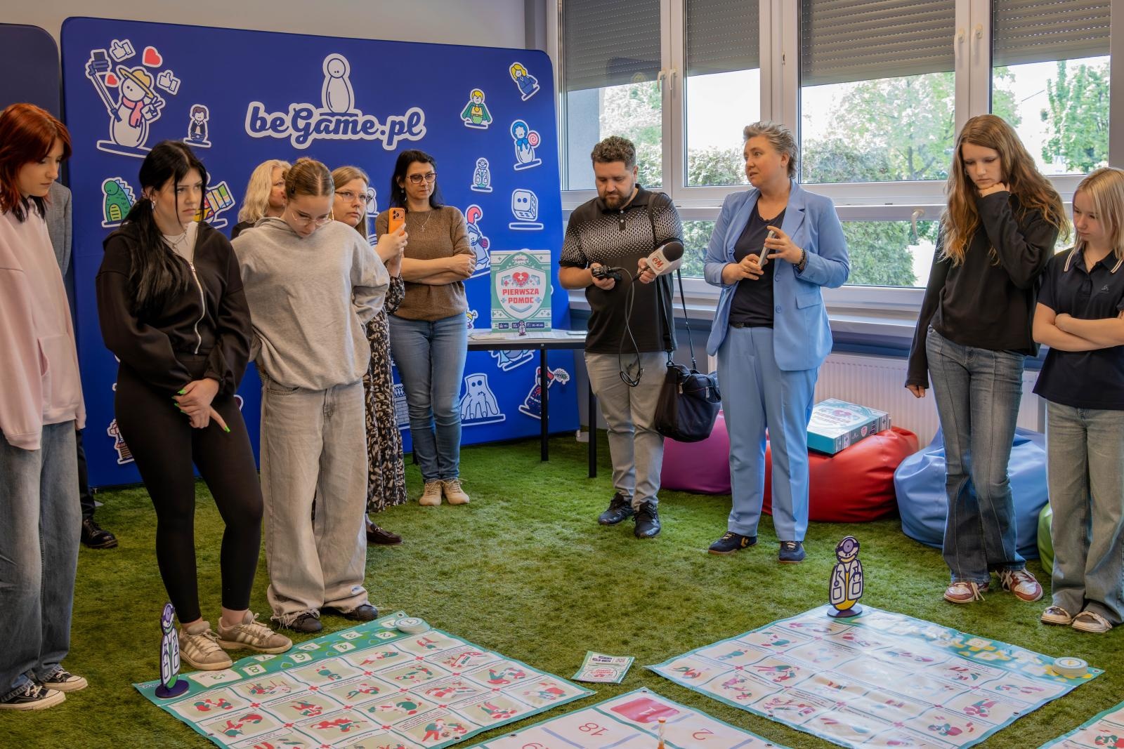 Zdjęcie w galerii na portalu naszwodzislaw.com: Wodzisław Śląski pilotażowo uczy dzieci pierwszej pomocy poprzez zabawę wiadomości z regionu