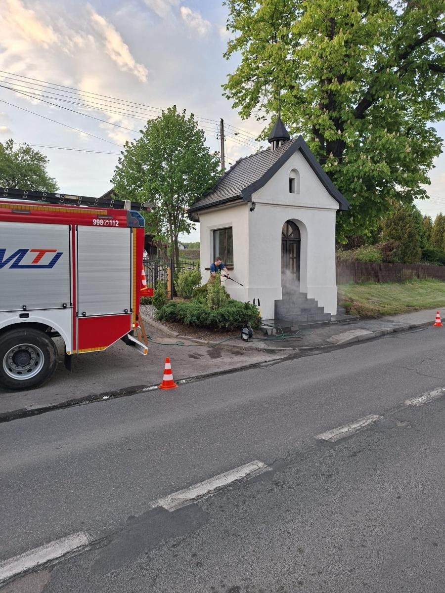 Zdjęcie w galerii na portalu naszwodzislaw.com: Kapliczka w Gogołowej przygotowana na majowe. Strażacy zadbali o wyjątkowe miejsce wiadomości z regionu