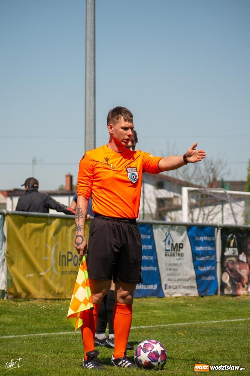 Zdjęcie w galerii na portalu naszwodzislaw.com: Gol w 88. minucie uratował Nędzę. Syrynia wypuściła zwycięstwo z rąk [FOTO] wiadomości z regionu