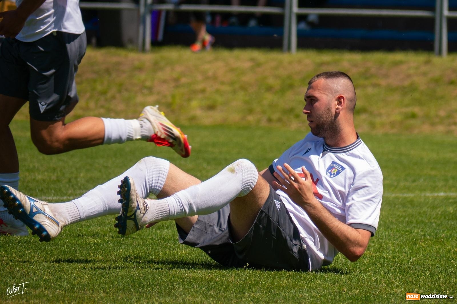 Zdjęcie w galerii na portalu naszwodzislaw.com: Gol w 88. minucie uratował Nędzę. Syrynia wypuściła zwycięstwo z rąk [FOTO] wiadomości z regionu