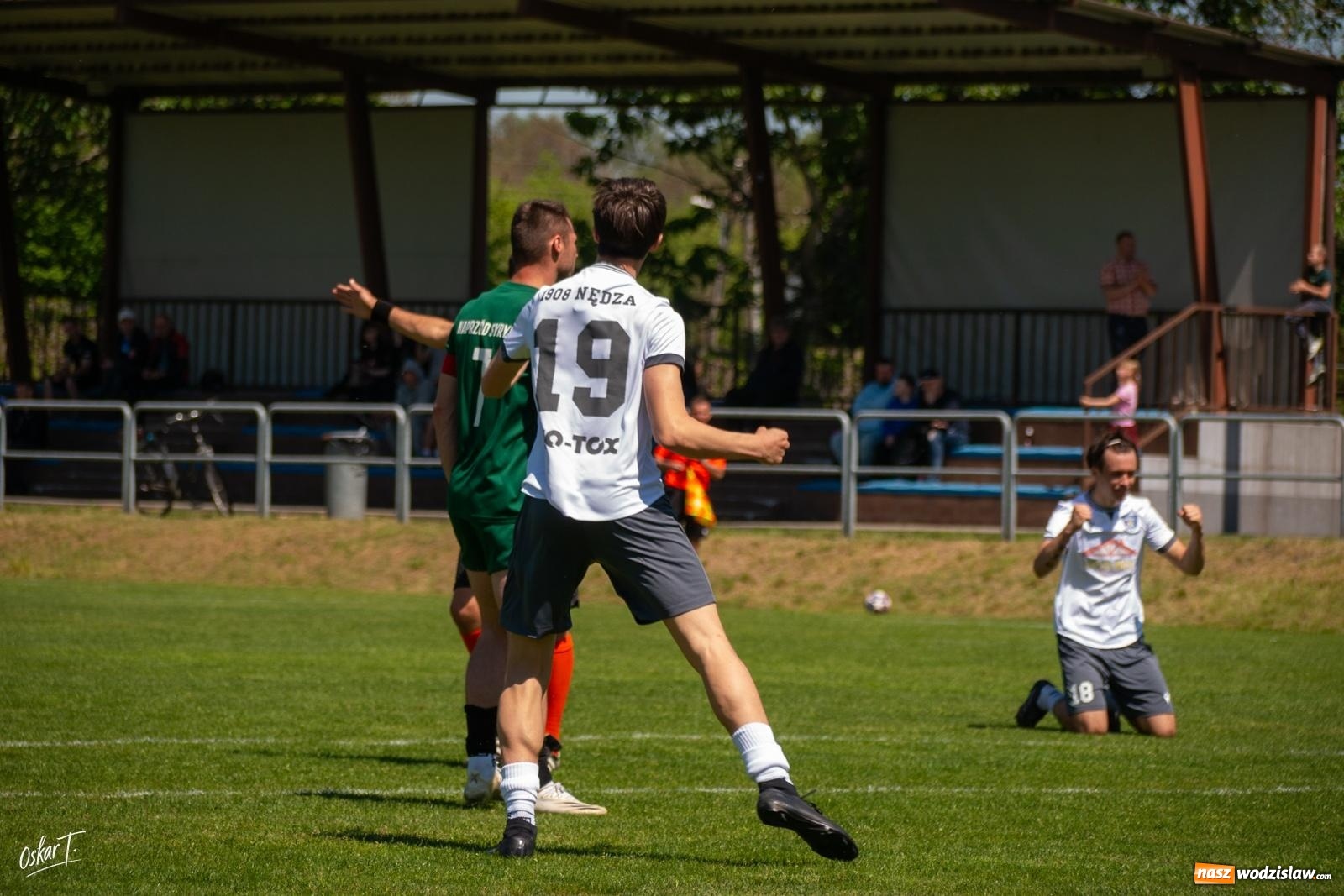 Zdjęcie w galerii na portalu naszwodzislaw.com: Gol w 88. minucie uratował Nędzę. Syrynia wypuściła zwycięstwo z rąk [FOTO] wiadomości z regionu