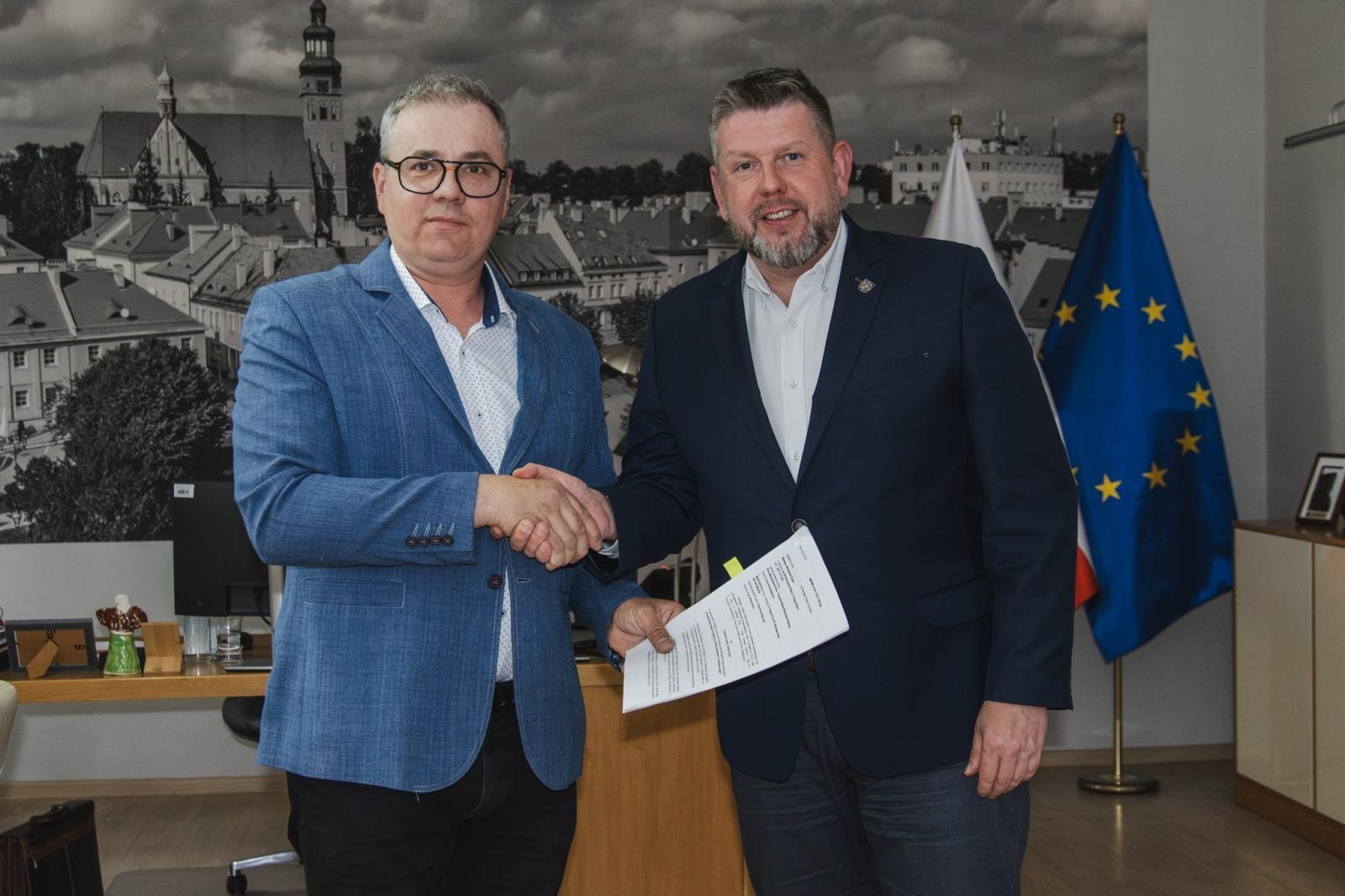 Zdjęcie w galerii na portalu naszwodzislaw.com: Basen przy SP 3 przejdzie wielką metamorfozę. Podpisano umowę za ponad 3,6 mln zł wiadomości z regionu