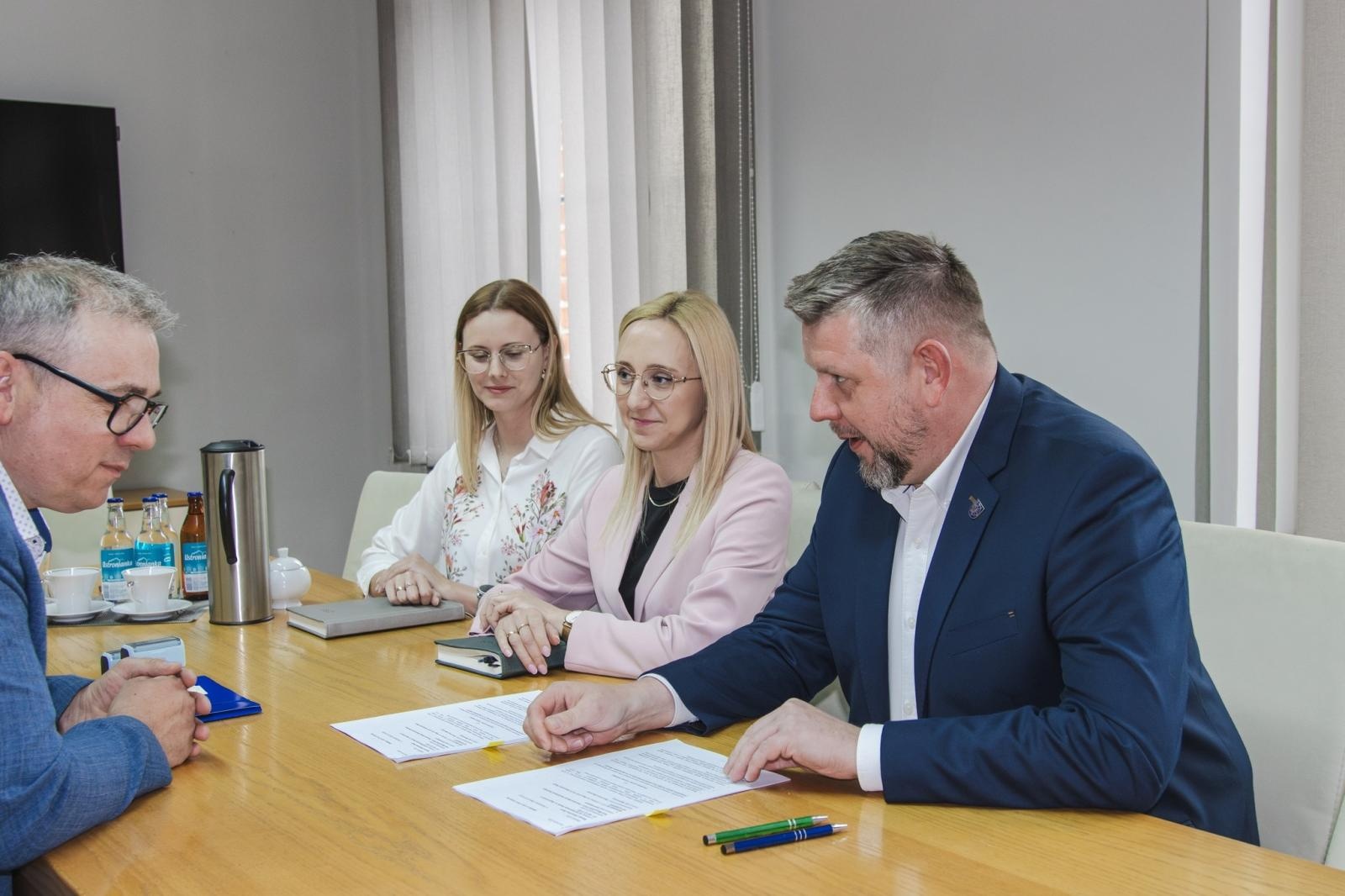 Zdjęcie w galerii na portalu naszwodzislaw.com: Basen przy SP 3 przejdzie wielką metamorfozę. Podpisano umowę za ponad 3,6 mln zł wiadomości z regionu