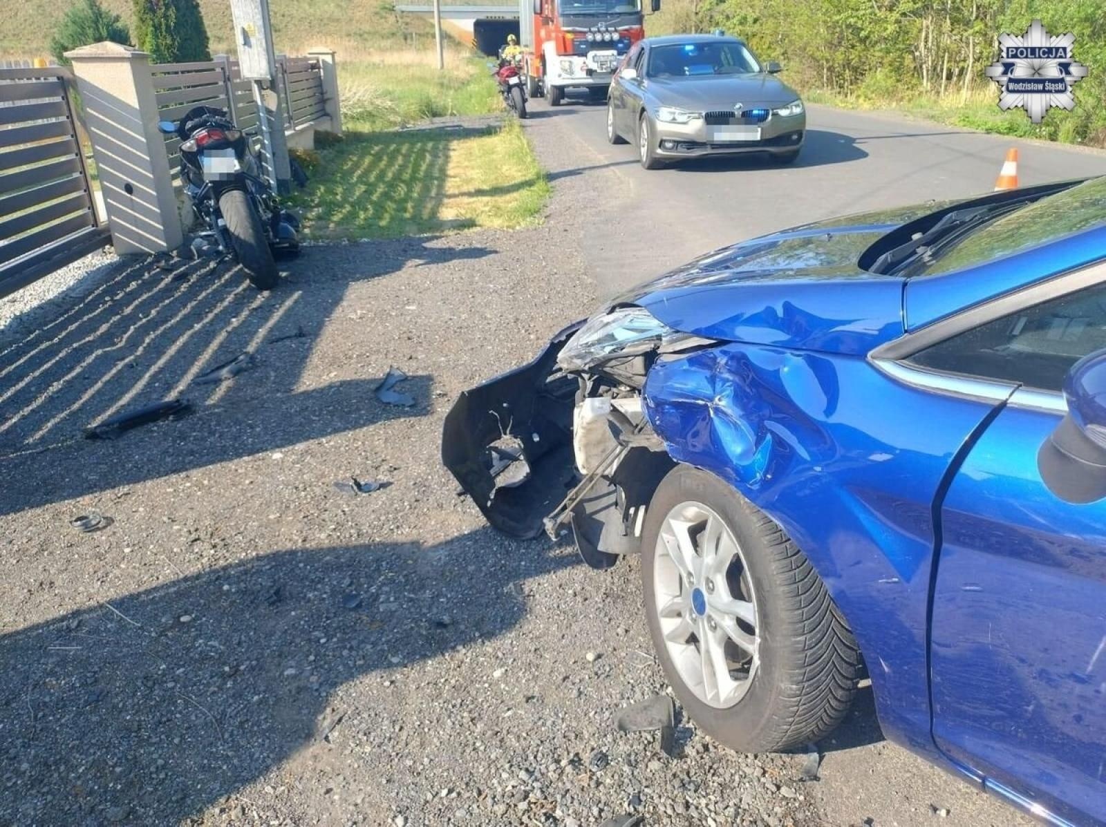 Zdjęcie w galerii na portalu naszwodzislaw.com: Motocykl i samochód zderzyły się w Turzy Śląskiej. Ranna pasażerka trafiła do szpitala wiadomości z regionu