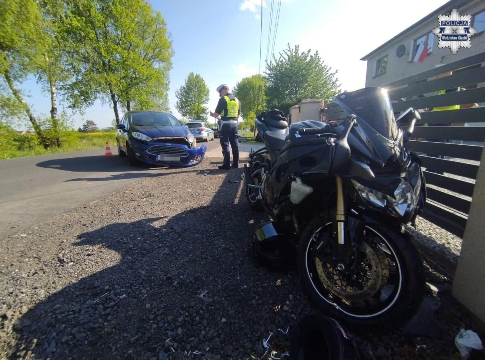 Zdjęcie w galerii na portalu naszwodzislaw.com: Motocykl i samochód zderzyły się w Turzy Śląskiej. Ranna pasażerka trafiła do szpitala wiadomości z regionu